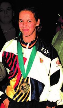Alicia Martínez en 1996 luciendo su medalla de bronce de los los Juegos Paralímpicos de Atlanta junto a Pedro Serrano y José Lavadiño